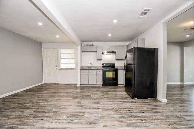 Building Photo - 8308 John St