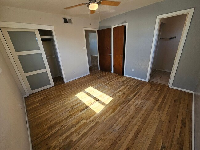 Building Photo - Beautifully maintained 3 bdrm/2 bath with ...