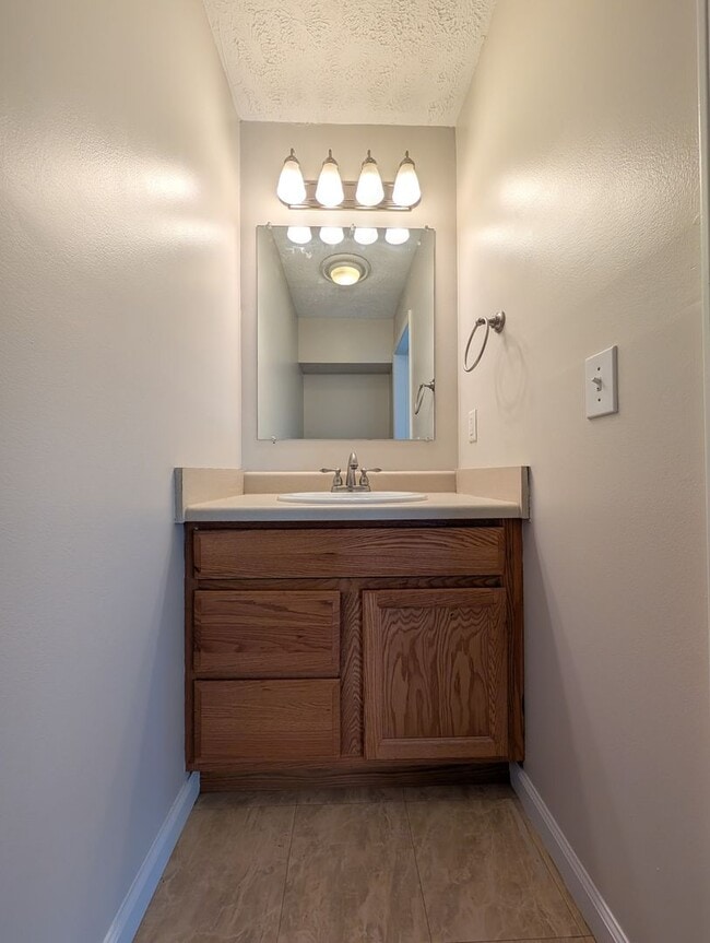 Building Photo - Great Location Swannanoa Townhome