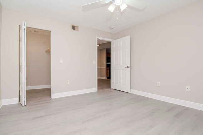 Building Photo - 202 Lake Parsons Green