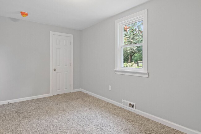 Building Photo - Coming Soon! Spacious 3 Bedroom, 1 Bath Ho...