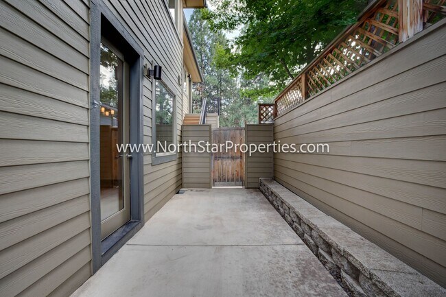 Building Photo - Town home located in west side Bend