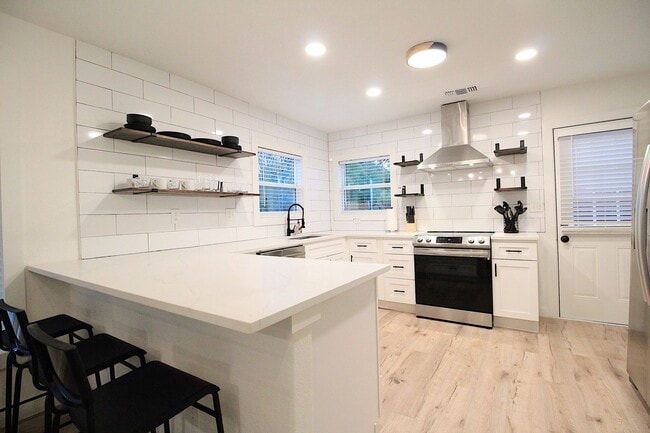 Building Photo - Ryan Place- Short to Mid-Term Rental Fully Remodeled 2  Bed, 1 Bath