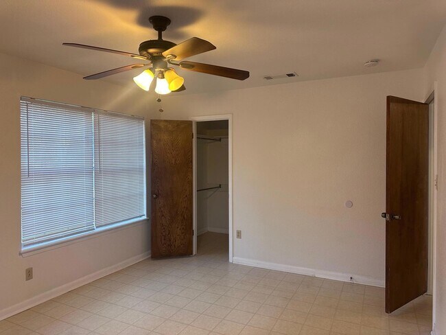 Building Photo - 124 Plum St