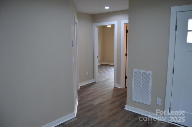 Building Photo - 620 W Bell St