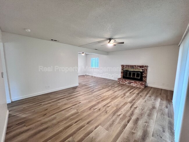 Building Photo - 529 E Escalon Ave