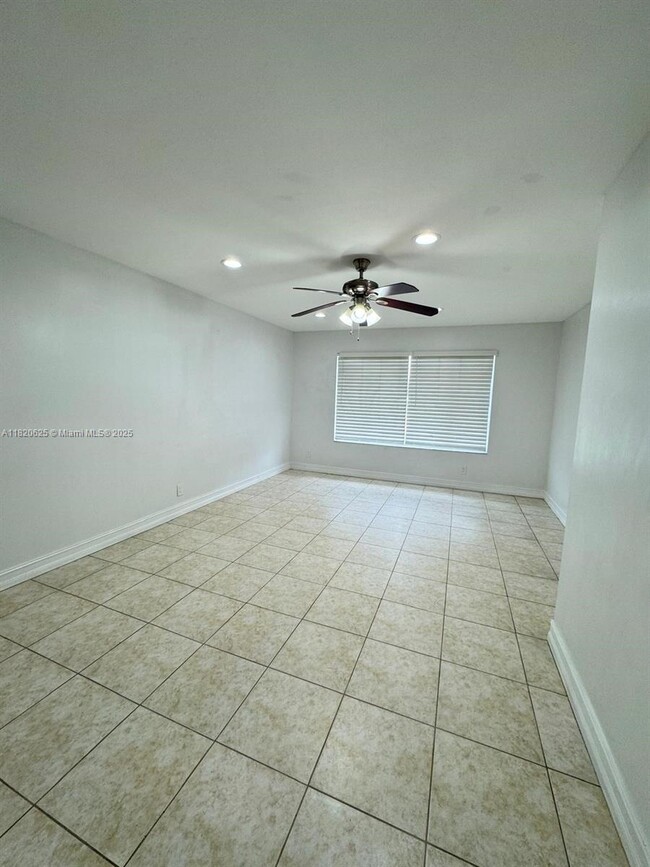 Building Photo - 9919 Twin Lakes Dr