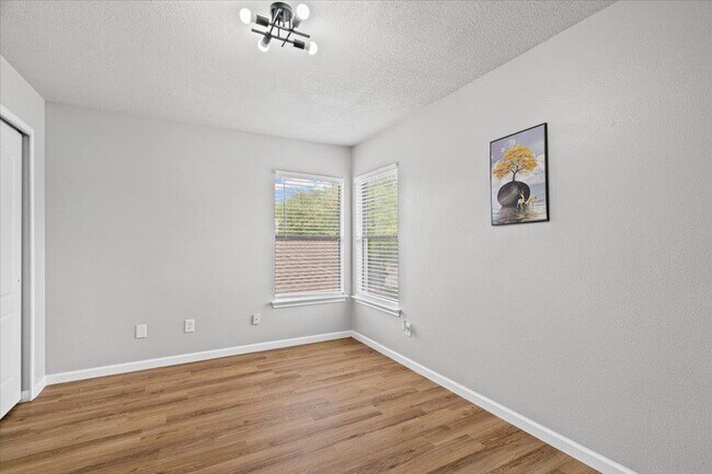 Building Photo - 2411 Glen Field Dr