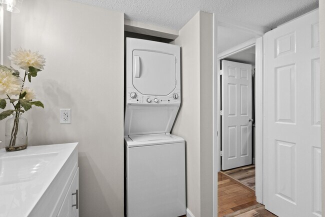 Building Photo - Furnished All-Inclusive 4bed/3bath condo available 12/1/25-2/28/26