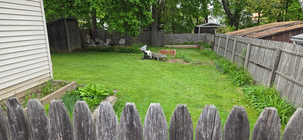 Private fenced in backyard - 54 Hoffman St