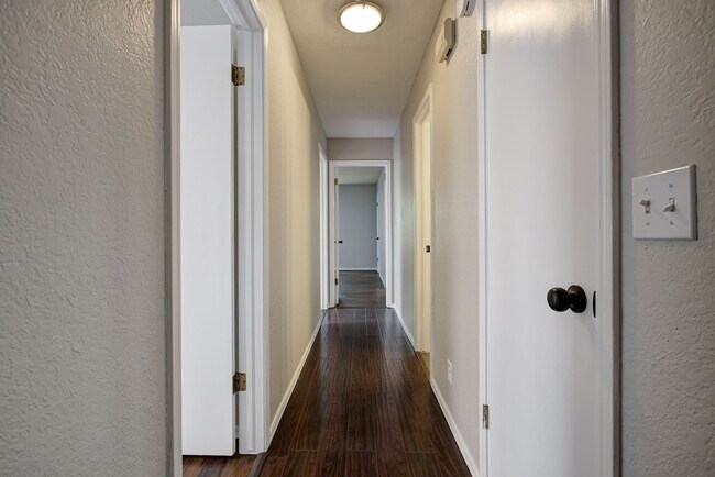 Building Photo - 605 Springwood St