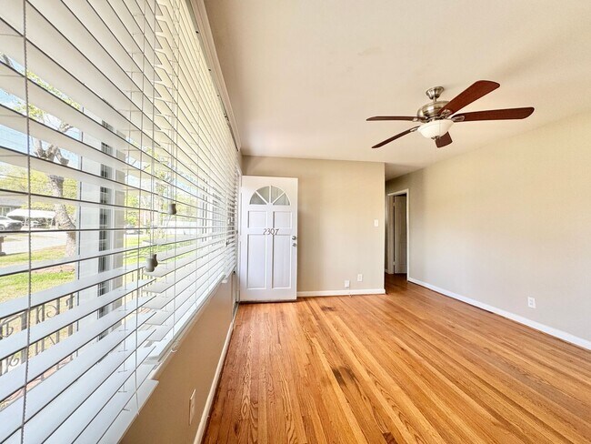 Building Photo - Charming 2BR with Refinished Hardwoods