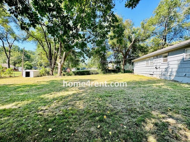Building Photo - Ranch Style Home in KCMO w/ LVP Floors, SS Appliances and a Fenced Yard!