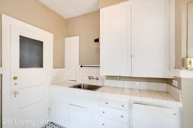 Building Photo - 333 Park View Terrace