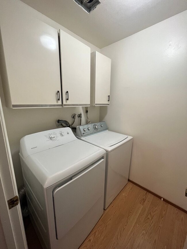 Building Photo - Spacious 4bed 2bath home available now!