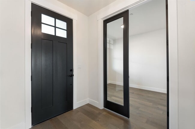 Building Photo - Generational suite w/separate entrance!