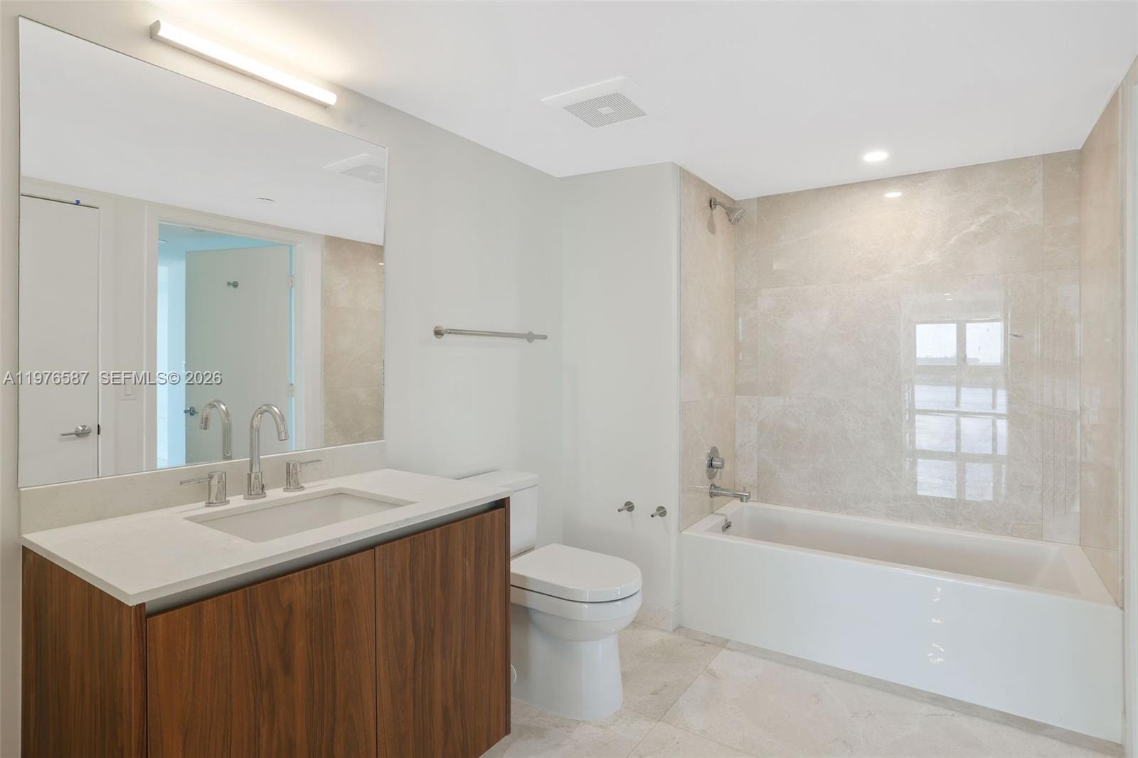 Building Photo - 1500 Bay Dr