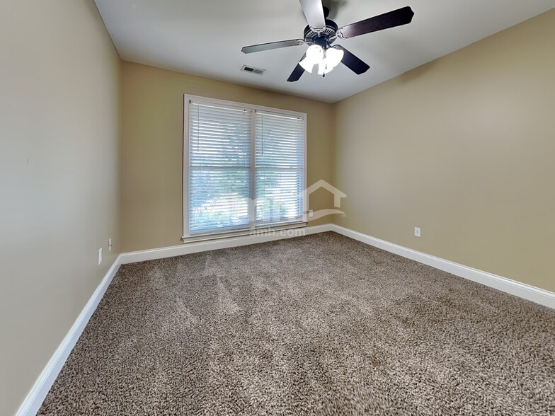 Building Photo - 7807 Chipmunk Ln
