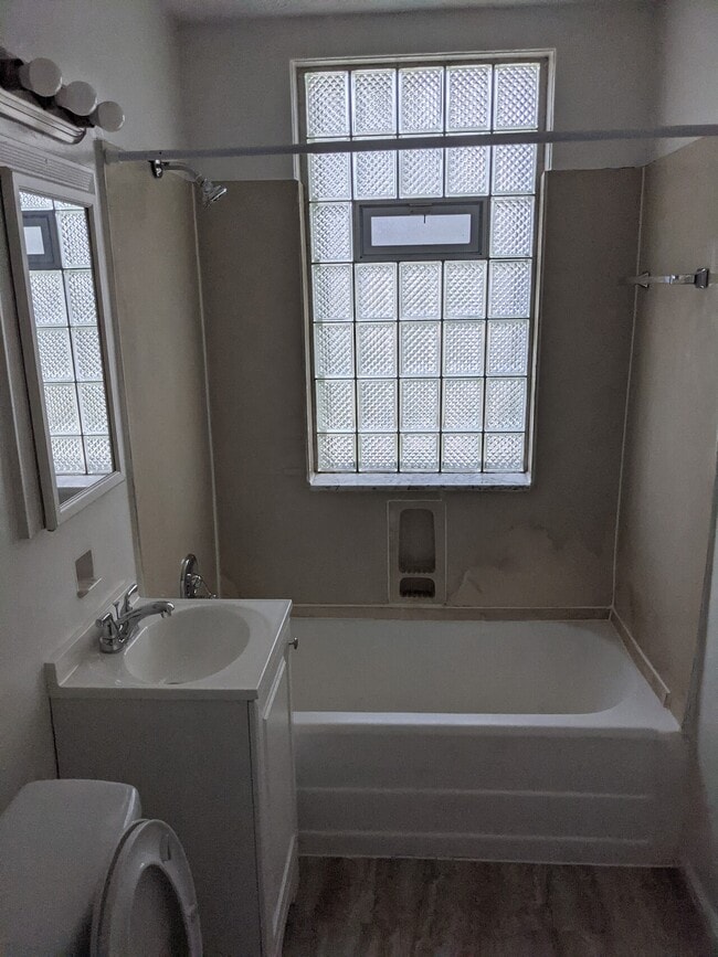 Building Photo - Farragurt Rd. 113-127