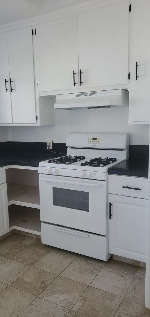 Building Photo - One Bedroom, Super Cute! Midtown duplex unit