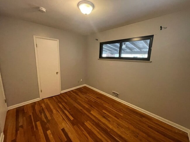 Building Photo - Spacious 3 bed/1 bath w/W/D and 2 car garage