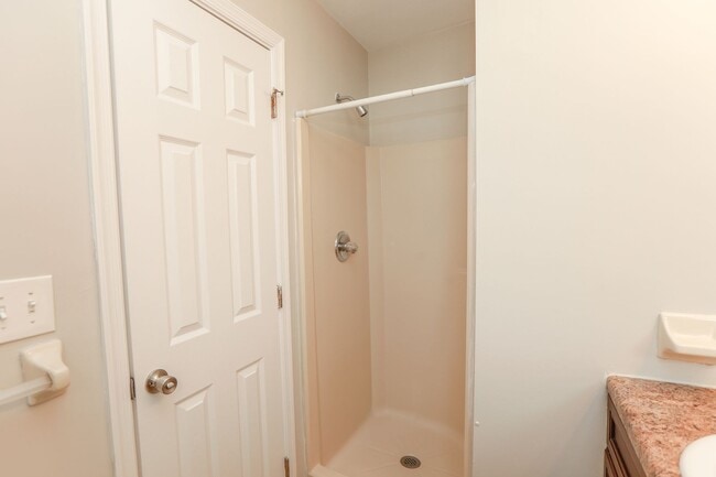 Building Photo - Charming Townhouse in Virginia Beach