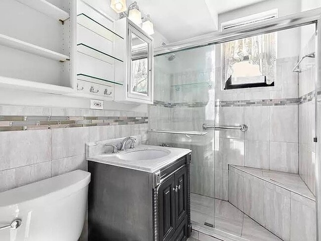 Building Photo - 1874 Pelham Pkwy S