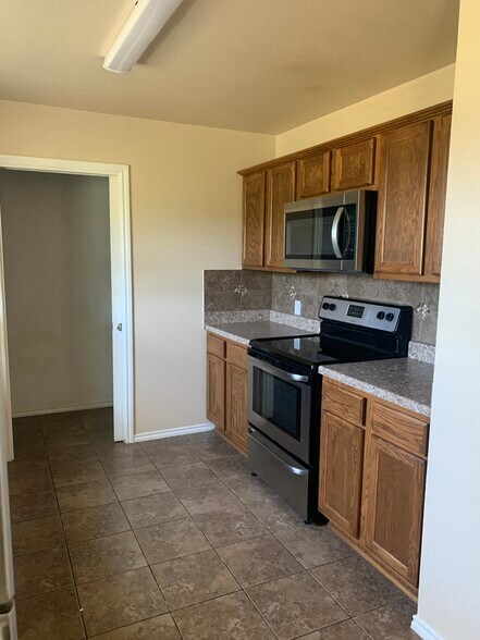 Building Photo - 935 Brookview Dr