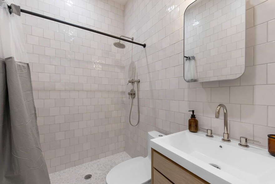 Building Photo - 10 Hausman St