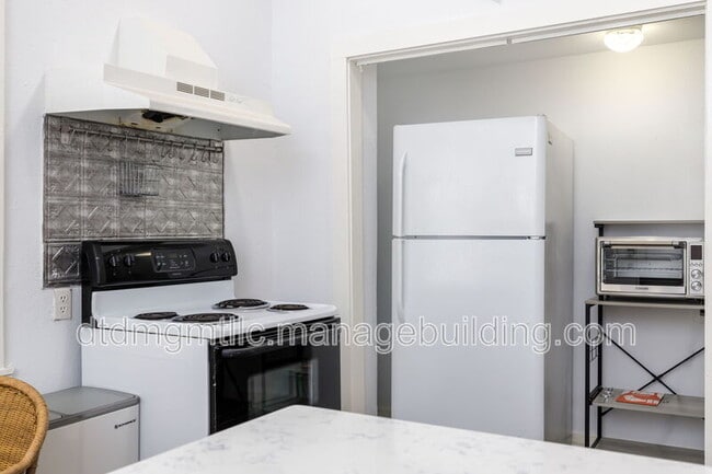 Building Photo - 110 E Craig Pl