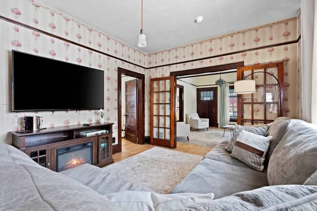 Building Photo - 100 W 1st St