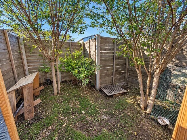 Building Photo - 8816 Sikes Way