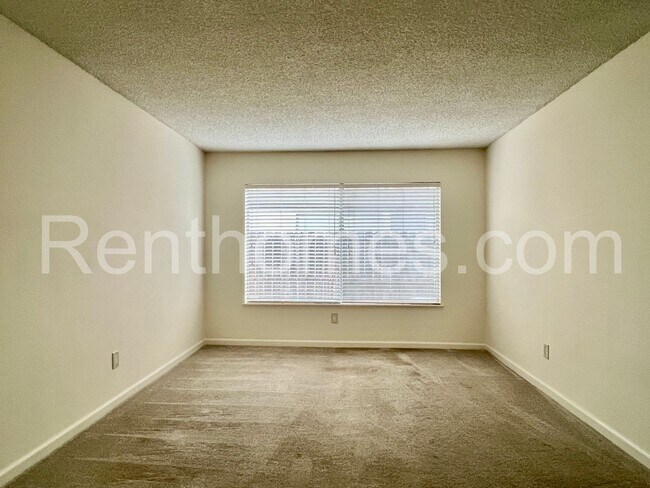 Building Photo - 11303 Kelowna Rd