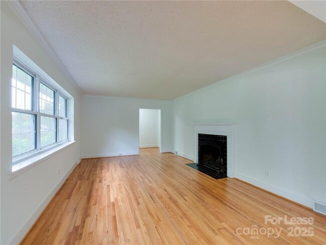 Building Photo - 1422 Holmes Dr