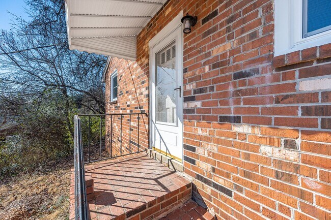 Building Photo - 5009 Oxford St