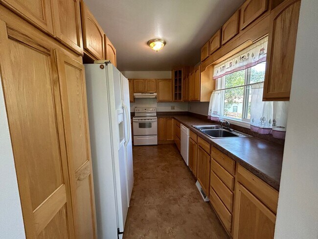 Building Photo - 5 Bed 2 Bath Home with 2 Car Attached Gara...