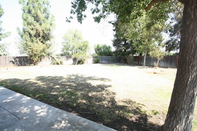 Building Photo - BEAUTIFUL & SPACIOUS HOME