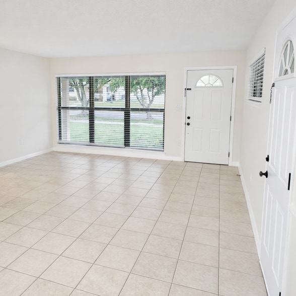 Building Photo - 727 Engel Dr