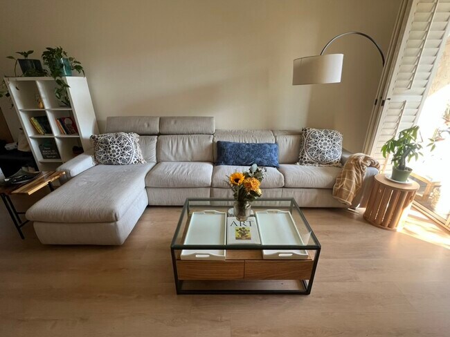 Building Photo - 550 Camino De La Reina