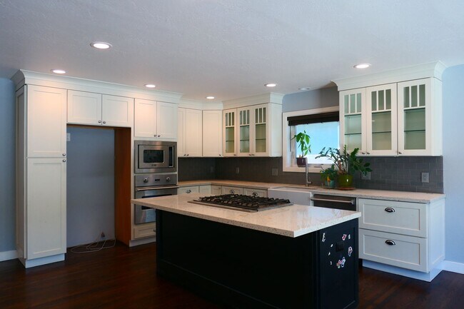 Building Photo - 4 bedroom 2 bath! Forced air, hardwood flo...