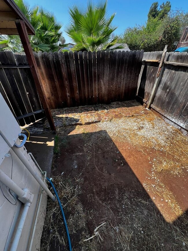 Building Photo - 2BR 1 BA Unit- Nice Yard and Carport, Remo...