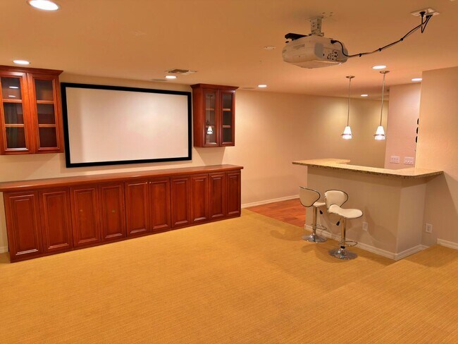 Building Photo - 737 E Charlevoix Ave