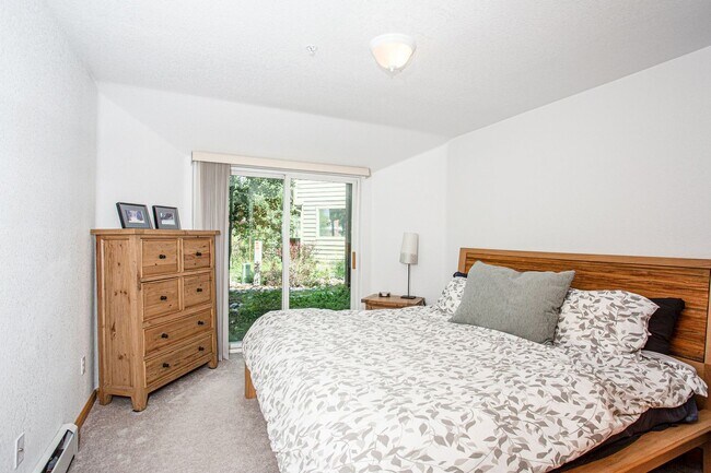 Building Photo - Convenient Location! Lots of Space and Lig...