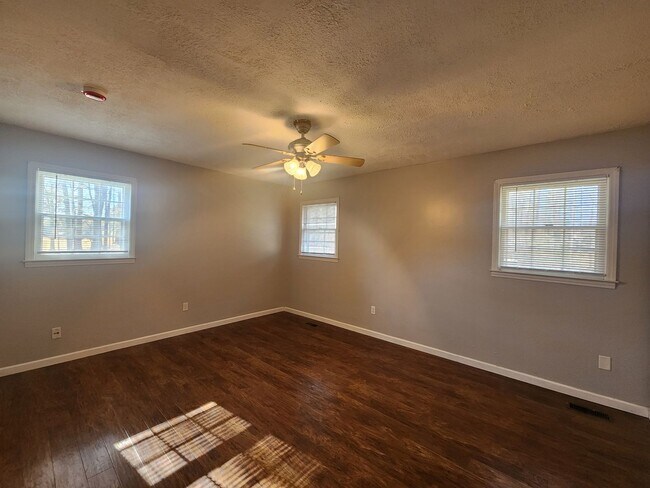 Building Photo - 3 Bedroom 2 Bath home in Newnan, GA Large Wooded Lot - Rural Setting