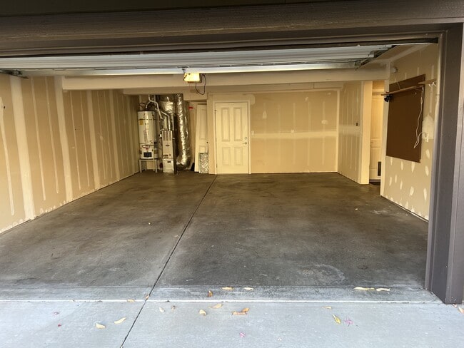 Building Photo - 10925 SW Briarwood Pl