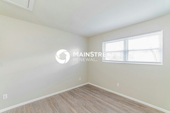 Building Photo - 3 Bedroom Pet-Friendly Home in Louisville, KY with Main Street Renewal