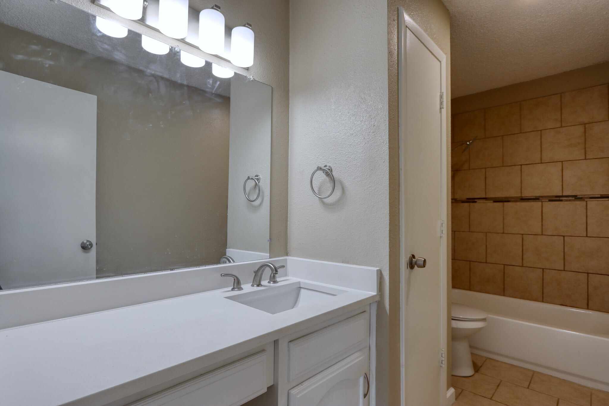 Building Photo - 711 Harbour Town Dr