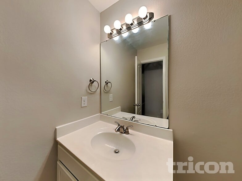 Building Photo - 1008 River Crest Ct