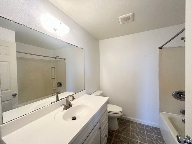 Building Photo - 960 Wailupe Dr