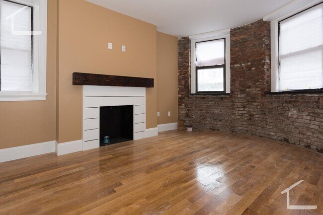 Building Photo - 33 Linden St